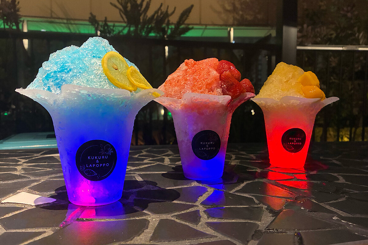 暗闇で輝く「光るフルーツかき氷」（いちごミルク・マンゴー・ブルーハワイ・各900円）