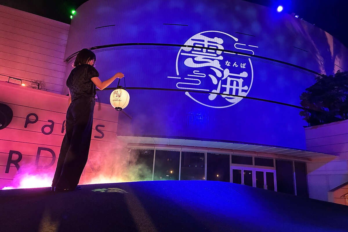 屋上庭園8階のグリーンステージでは、ロゴが浮かび上がる演出も（大阪市浪速区）