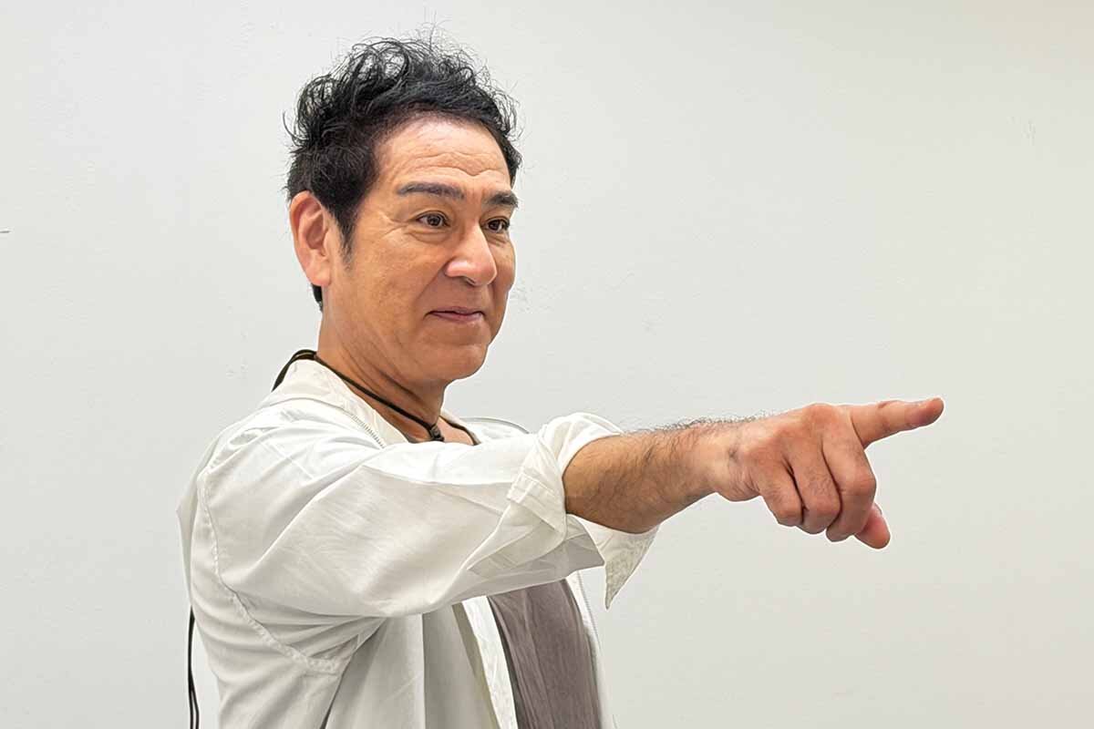 鬼塚ポーズを決める宇梶剛士（2026年8月・大阪市内）