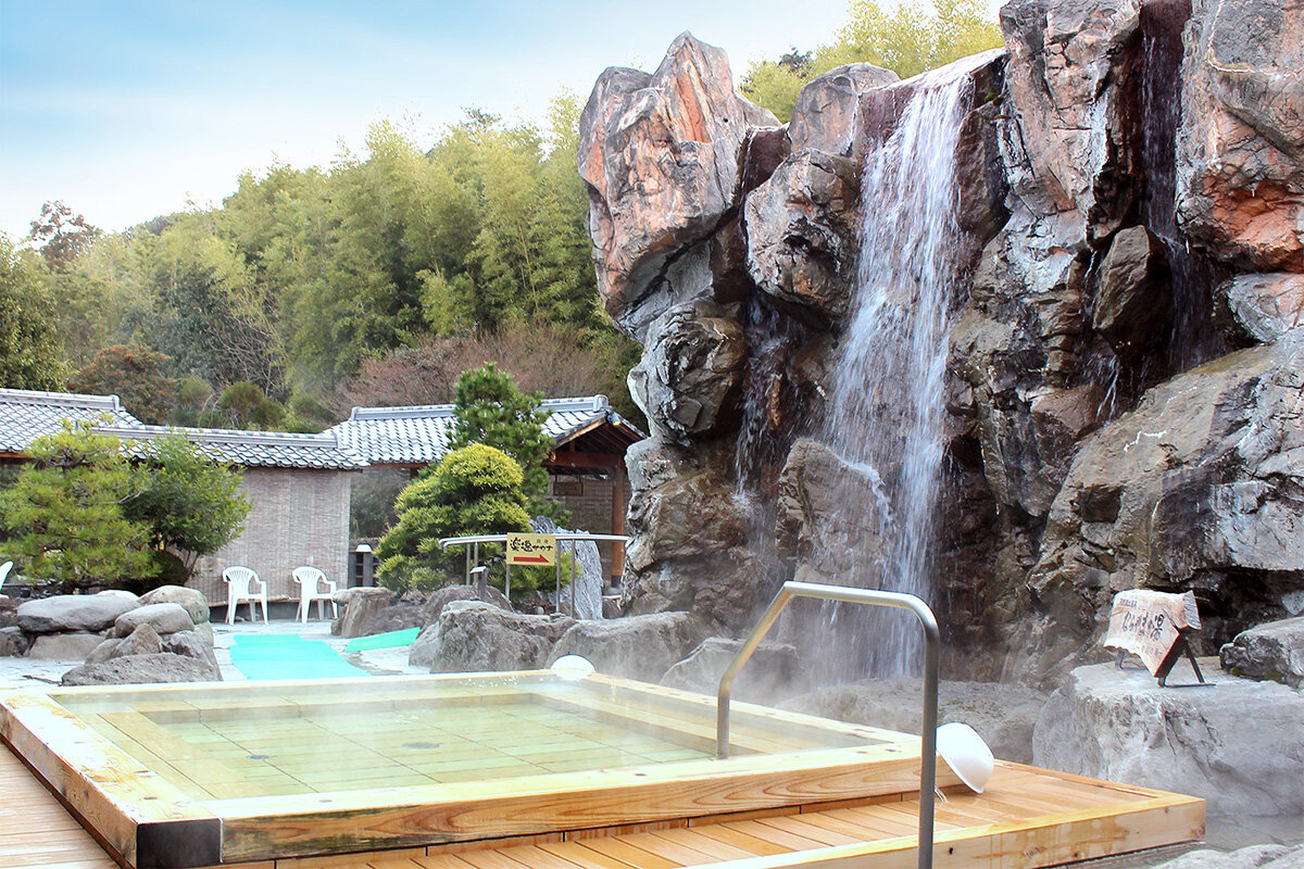 「天然湧出温泉 ゆららの湯 押熊店」（奈良県奈良市）の露天風呂の様子