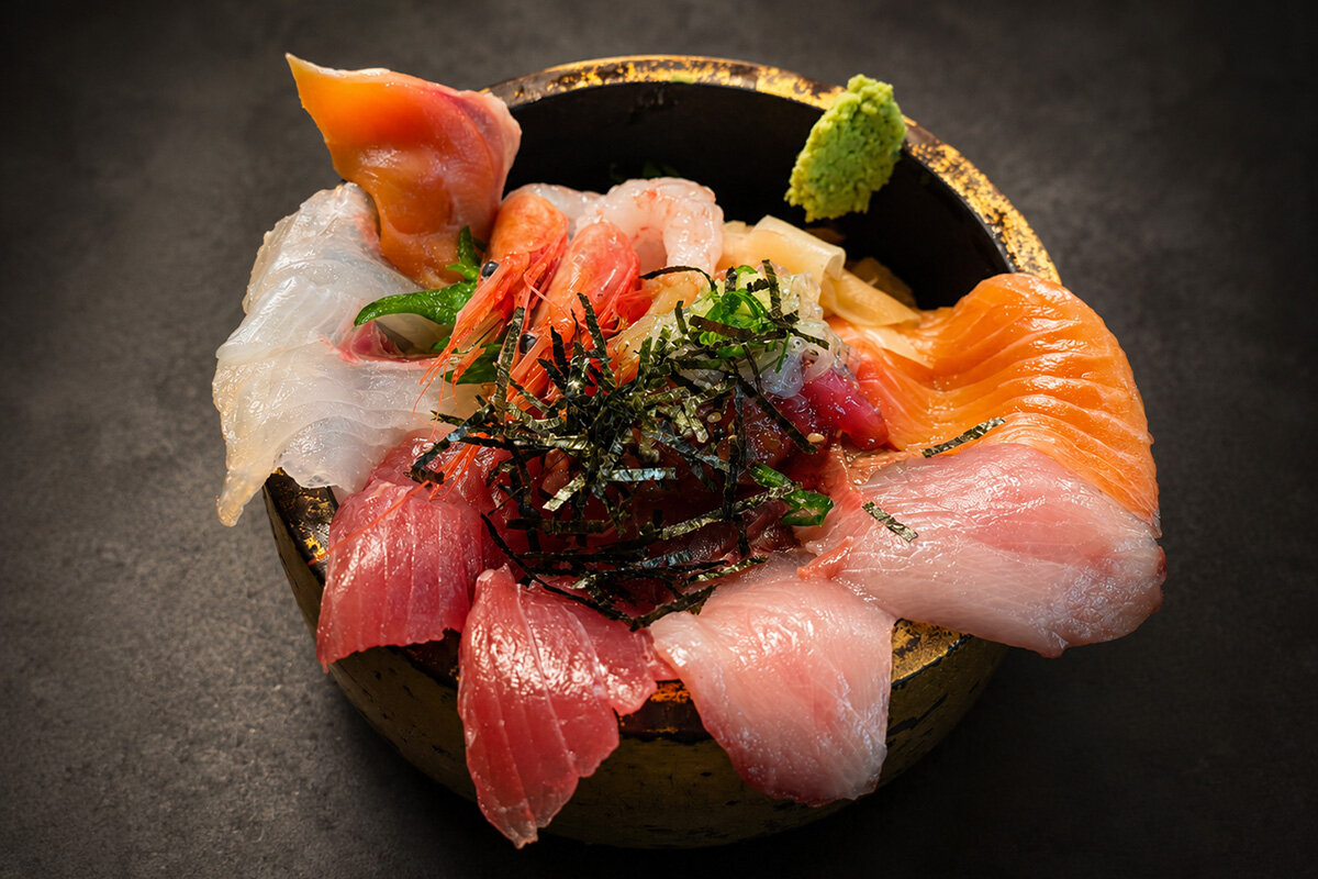 館内の食事処「音の花亭」。毎朝市場から仕入れる新鮮な魚介を使った料理が楽しめる