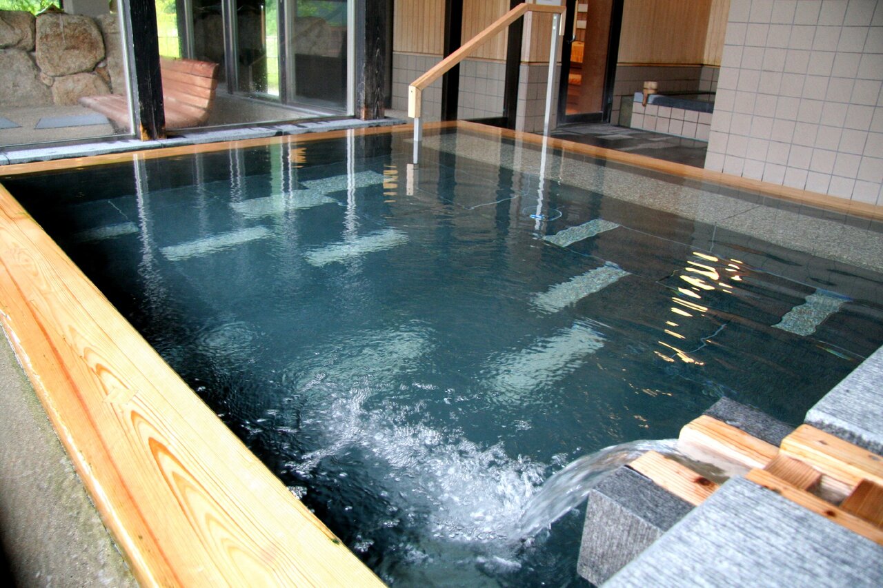 「曽爾高原温泉 お亀の湯」（奈良県曽爾村）の浴室