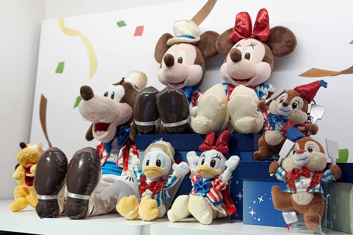 赤・青ストライプの衣装を着たミッキーマウスやミニーマウス、グーフィー、プルート、ドナルドダック、デイジーダック、チップ&デールたち（2026年8月・心斎橋パルコ）