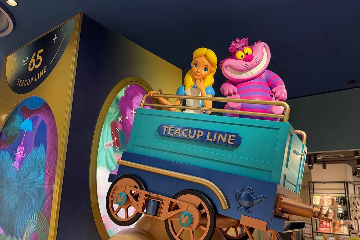 蒸気機関車「Train of Wonder」の車両に乗るアリスとチェシャ猫（2026年8月・心斎橋パルコ）