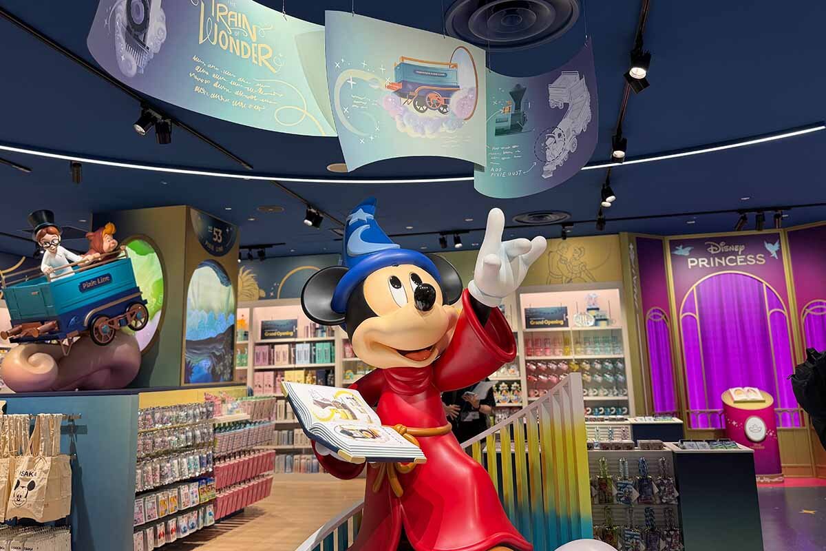 4年ぶりに心斎橋エリアに戻ってきた「ディズニーストア 心斎橋パルコ店」の店内（2026年8月・心斎橋パルコ）