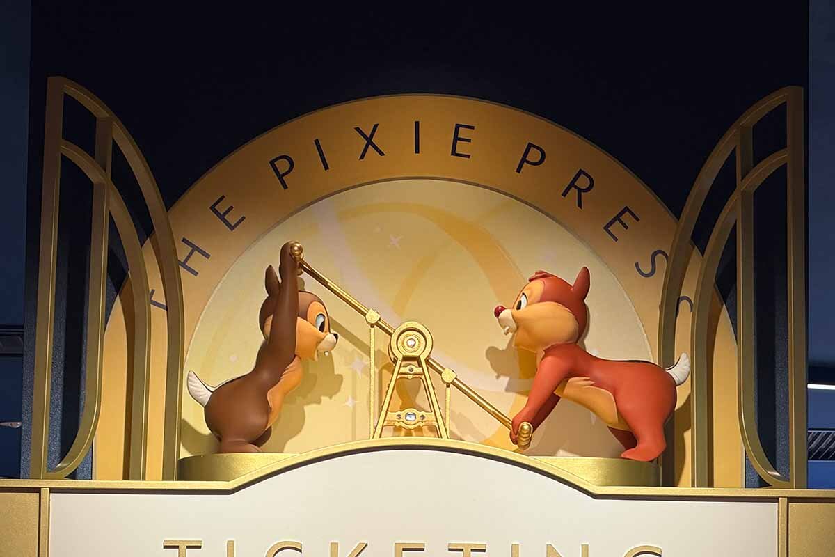 魔法の粉「ピクシーダスト」づくりをお手伝いするチップとデール（2026年8月・心斎橋パルコ）