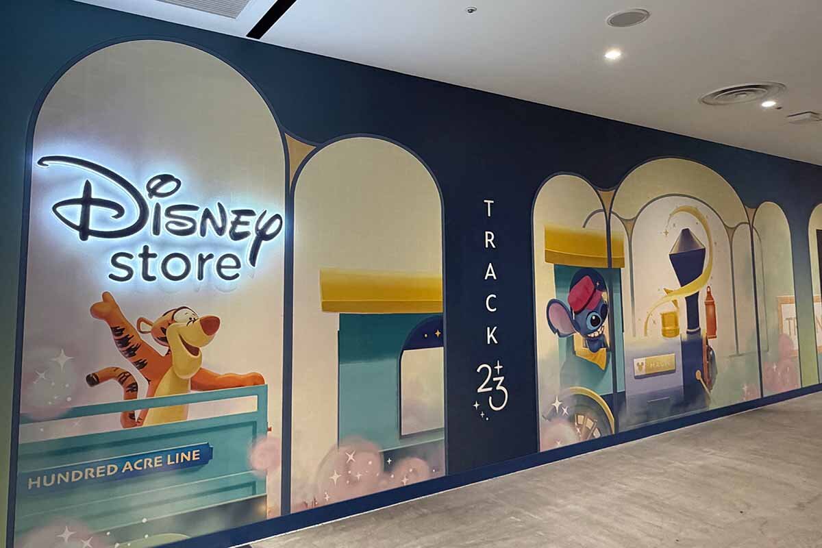 店舗の外壁に描かれた「Train of Wonder」もチェックを忘れずに（2026年8月・心斎橋パルコ）