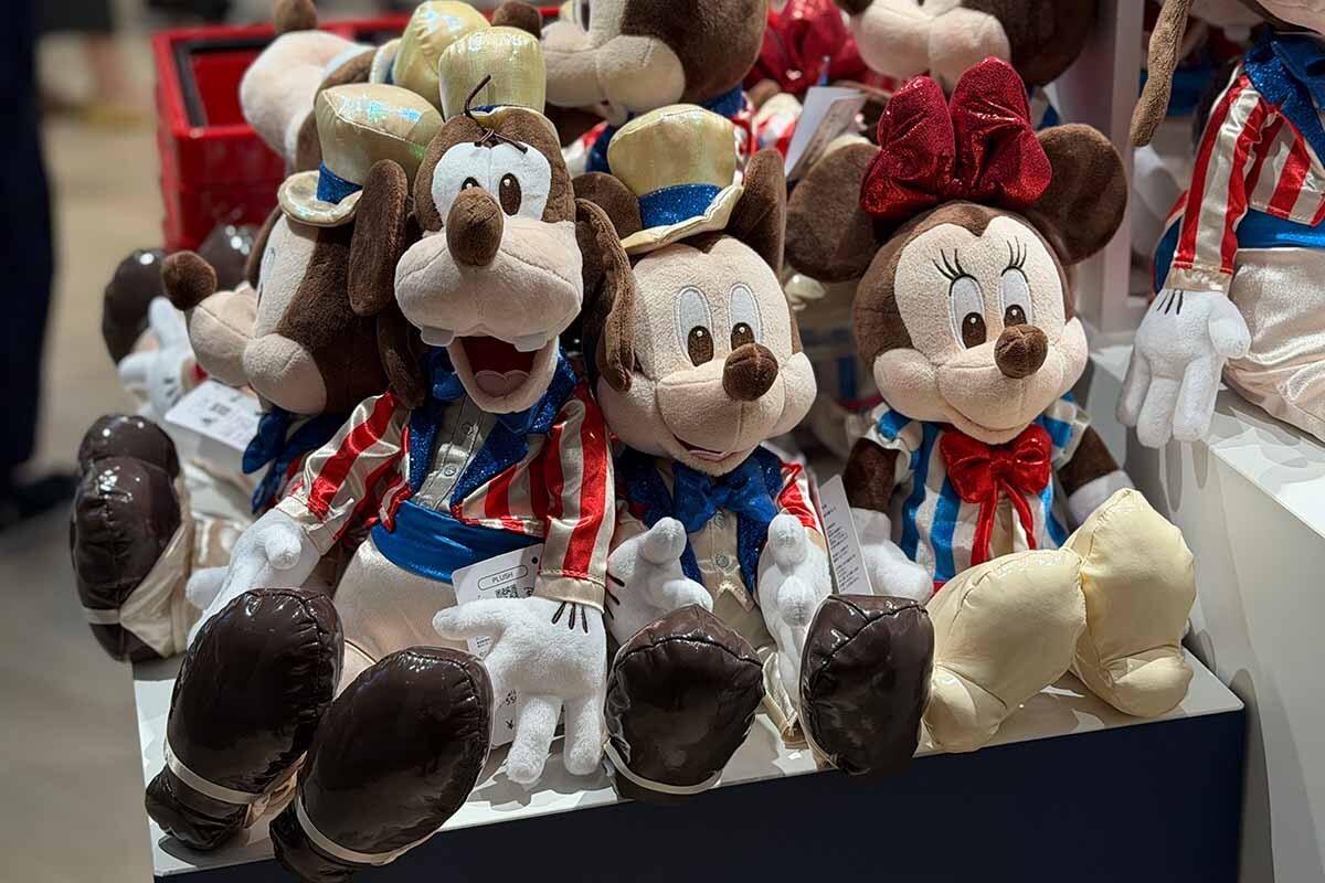 限定ぬいぐるみ。左からグーフィー、ミッキーマウス、ミニーマウス（2026年8月・心斎橋パルコ）