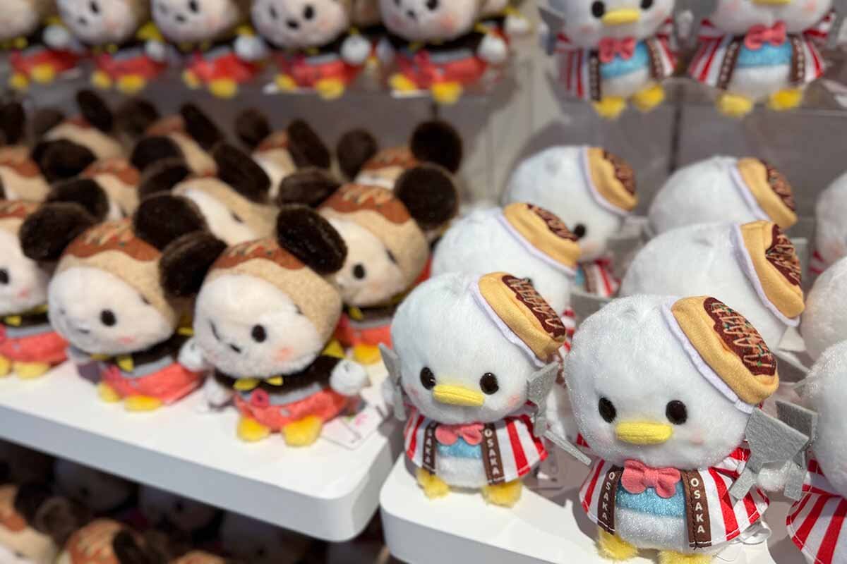 うるぽちゃちゃん ぬいぐるみのミッキーマウス（左）とドナルドダック（2026年8月・心斎橋パルコ）