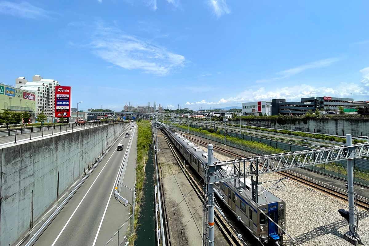 和泉市を縦断する泉北高速鉄道（撮影：2020年2月）