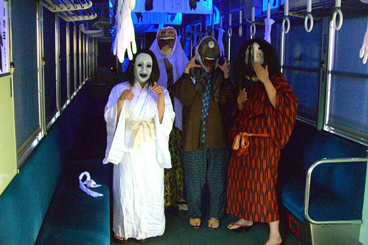 装飾を施した電車を留め置きし、車内に妖怪が出没する『嵐山怪々YOKAI駅』