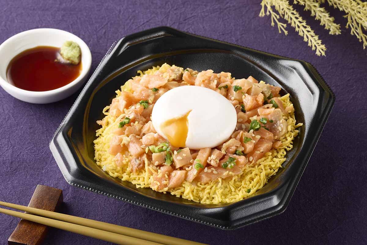 「月見サーモン丼（漬け風）」（699.84円）