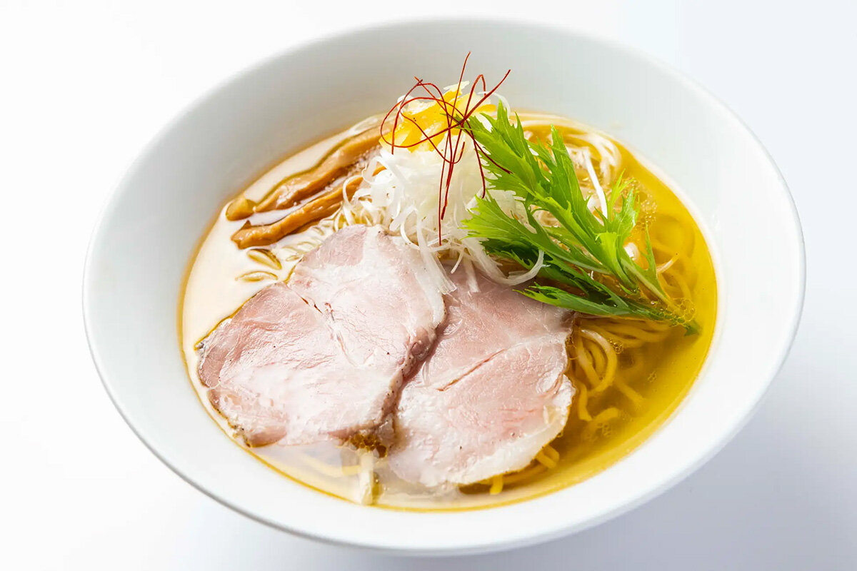 見た目はあっさり、味は鶏の旨みたっぷり上品な味わいの看板メニュー「鶏塩らーめん」（880円）
