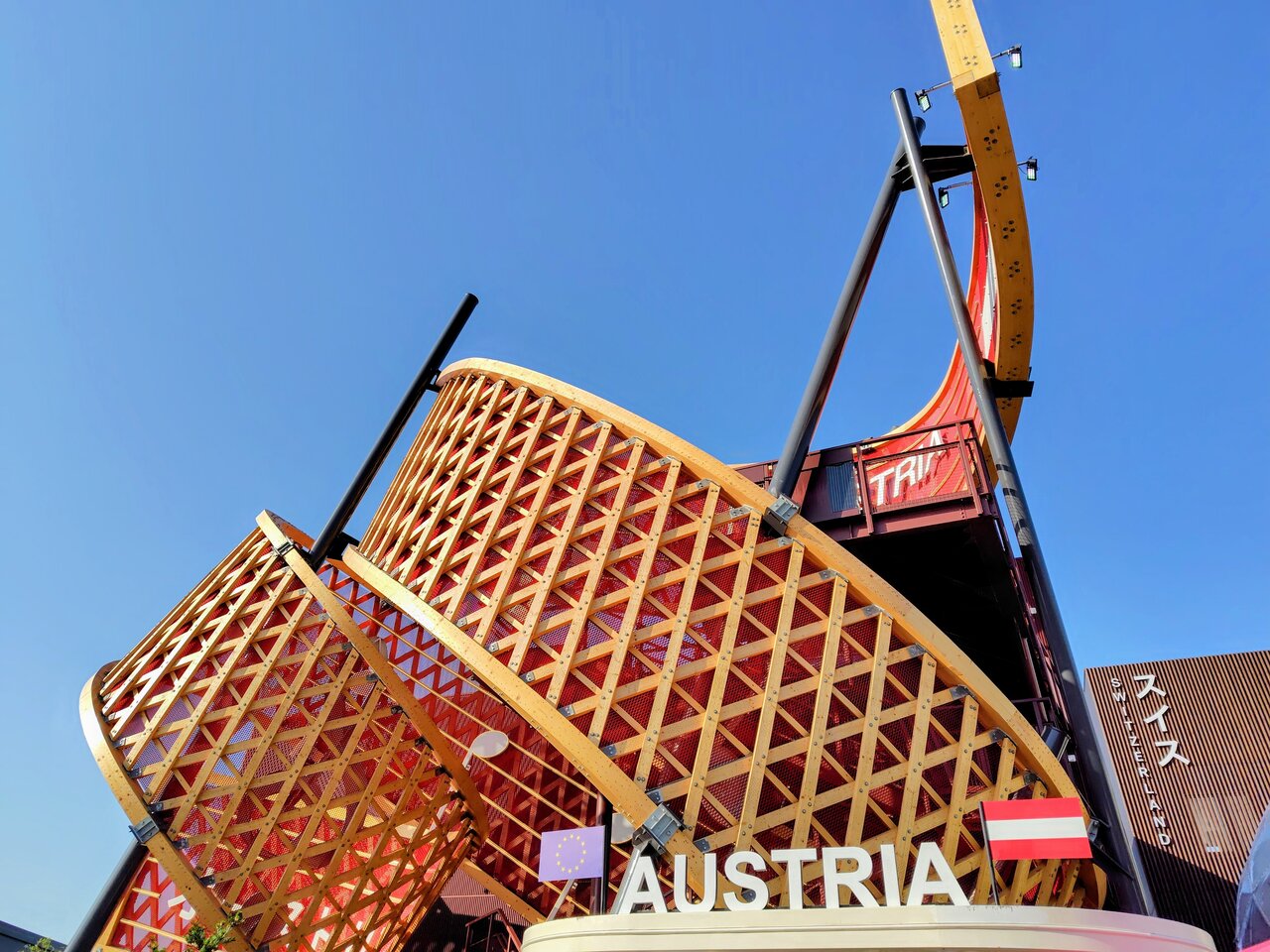 五線譜をモチーフにしたらせん状のオブジェが美しいオーストリア館（2025年５月、大阪市此花区）