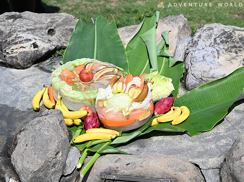 野菜や果物がたっぷり入った、氷で作った特製ケーキ