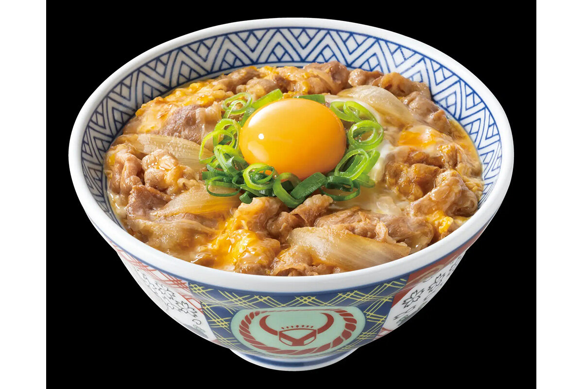 吉野家「月見牛とじ丼」（店内699円、テイクアウト686円）