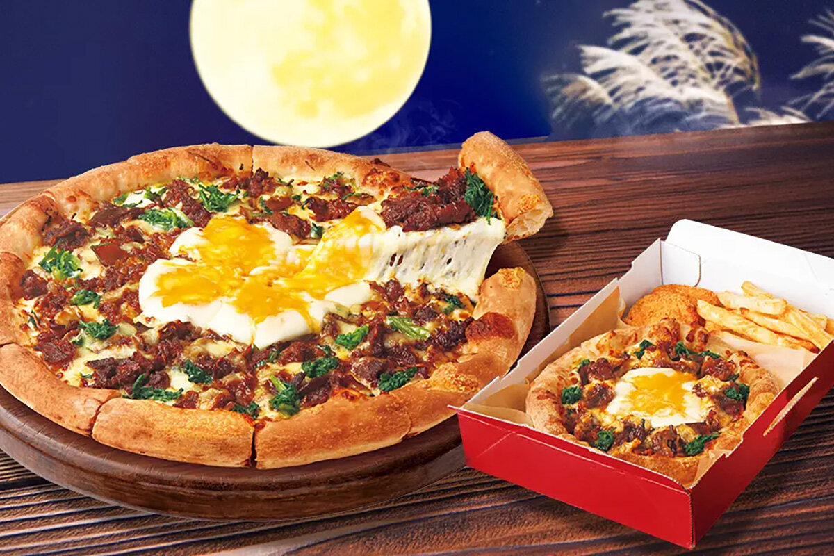 ピザハット「すき焼き月見ピザ」（テイクアウト1,490円〜、配達2,140円〜）