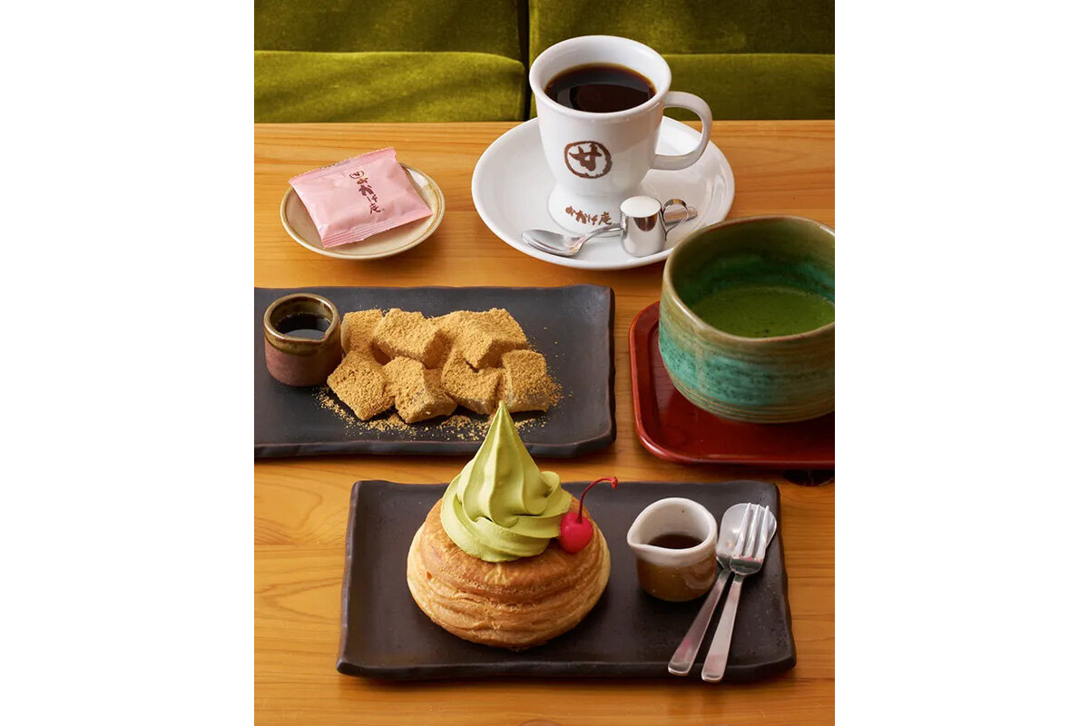 コメダ珈琲店の定番「シロノワール」、「おかげ庵」では抹茶ソフトクリームを使用し、黒蜜をかけていただきます