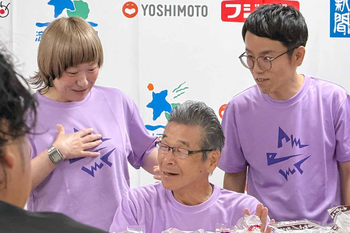紫を選んだ思いを知って「“くすんだ色やなぁ”って言ってたのに、ごめんなぁ〜」と話す間寛平（2026年9月・大阪市内）