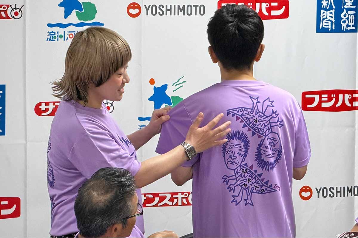 “怪獣かんぺいちゃん”にはしれっと「おめでとう」というメッセージも隠されていると説明する女と男のワダちゃん（2026年9月・大阪市内）