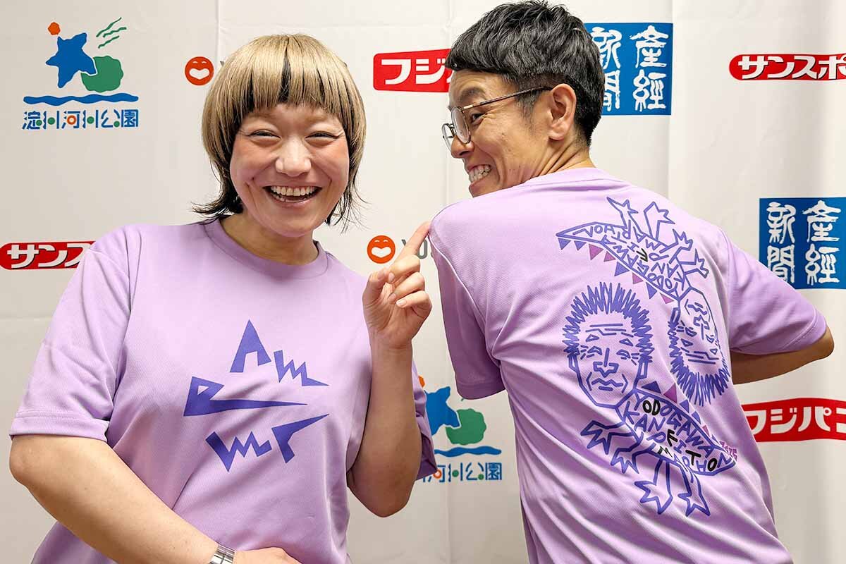 「淀川寛平マラソン2026」の大会オリジナルTシャツを手掛けた女と男のワダちゃん（左）と相方の市川（2026年9月・大阪市内）
