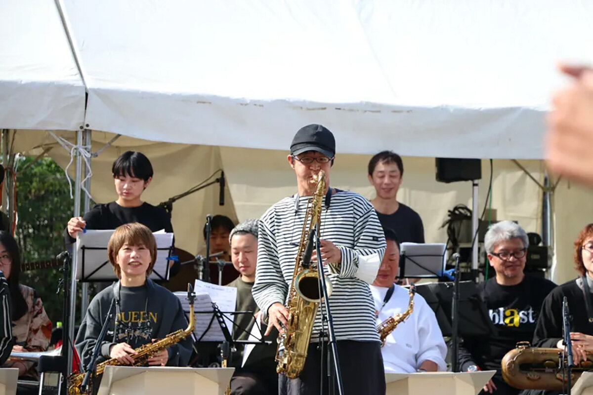 コース沿道には生演奏のジャズステージが設けられ、ランナーをバックアップ
