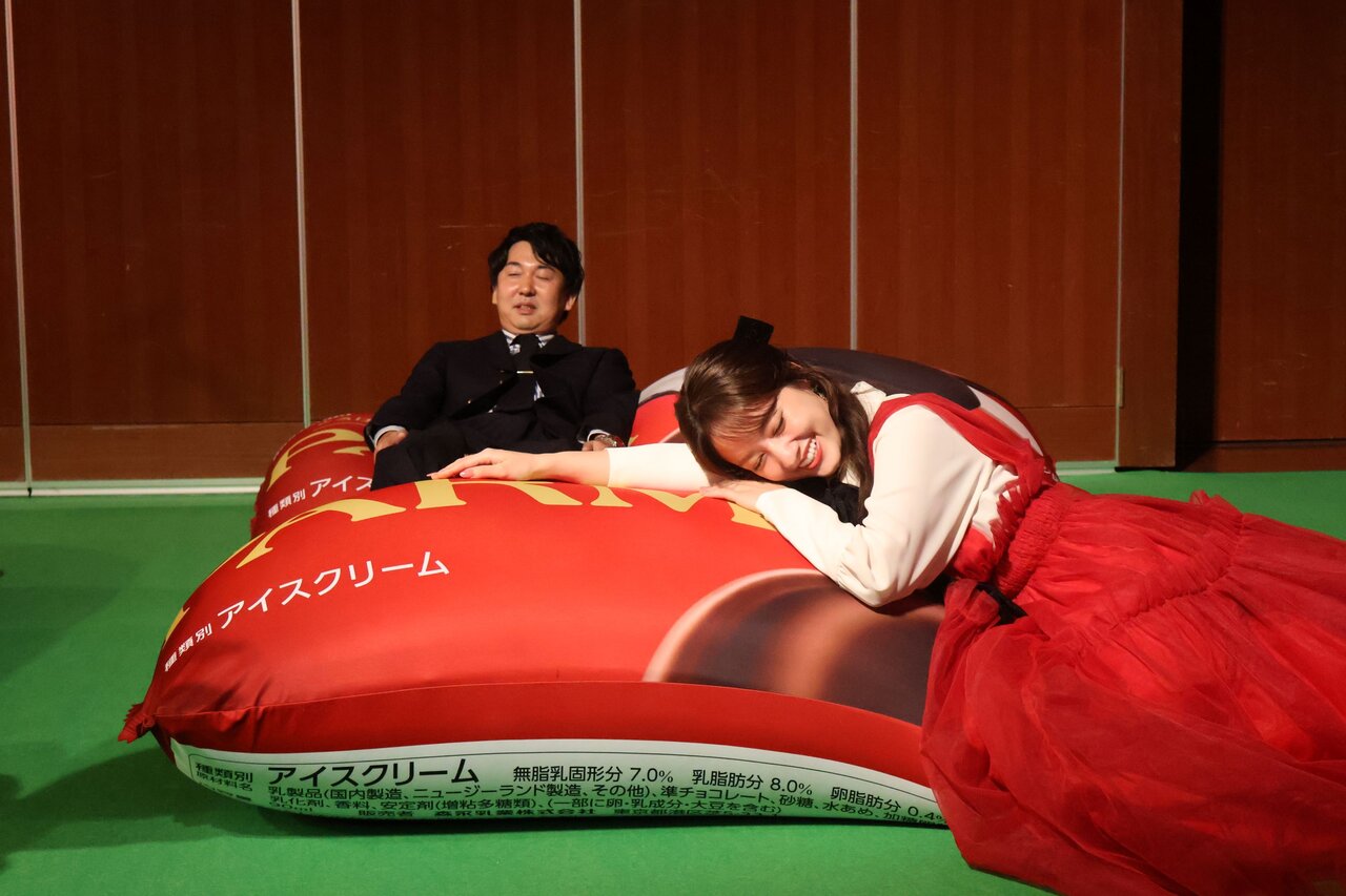 「パルムヨギボー」にとろけるバッテリィズの寺家さん（左）と谷まりあさん（９月８日、大阪市中央区）