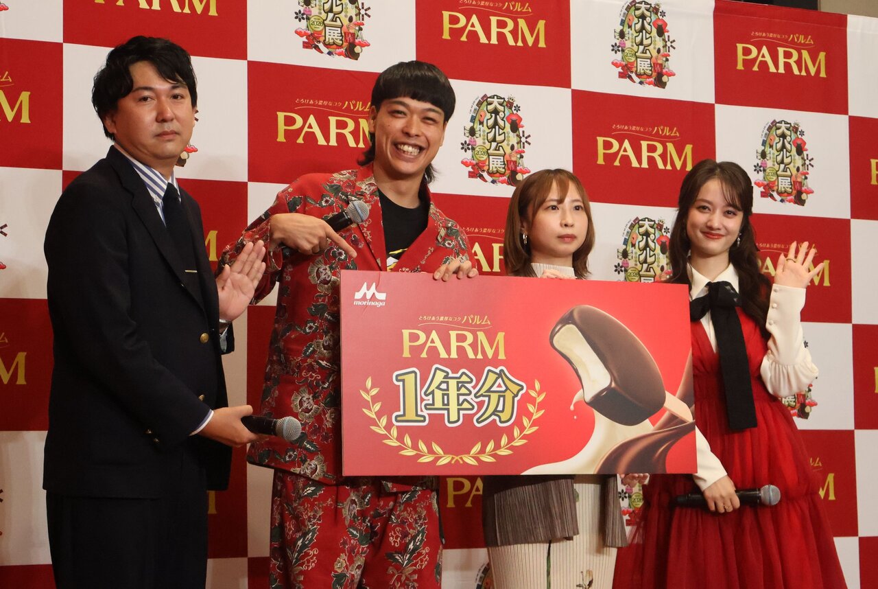 パルム1年分をゲットし、喜ぶバッテリィズのエースさん（左から２人目）と悔しがる寺家さん（左）（９月８日、大阪市中央区）