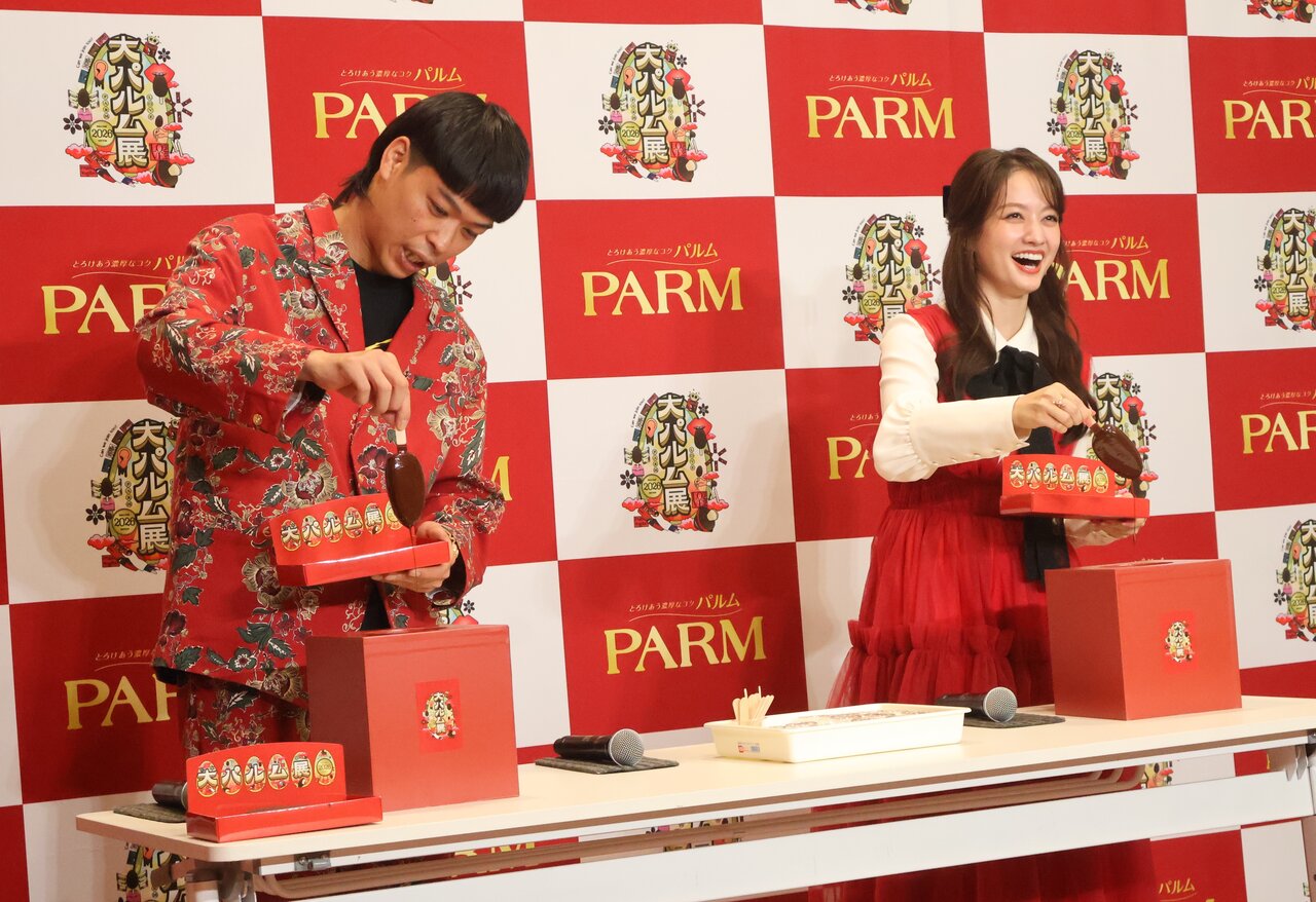 笑顔でチョコ二度づけをするバッテリィズのエースさん（左）と谷まりあさん（９月８日、大阪市中央区）