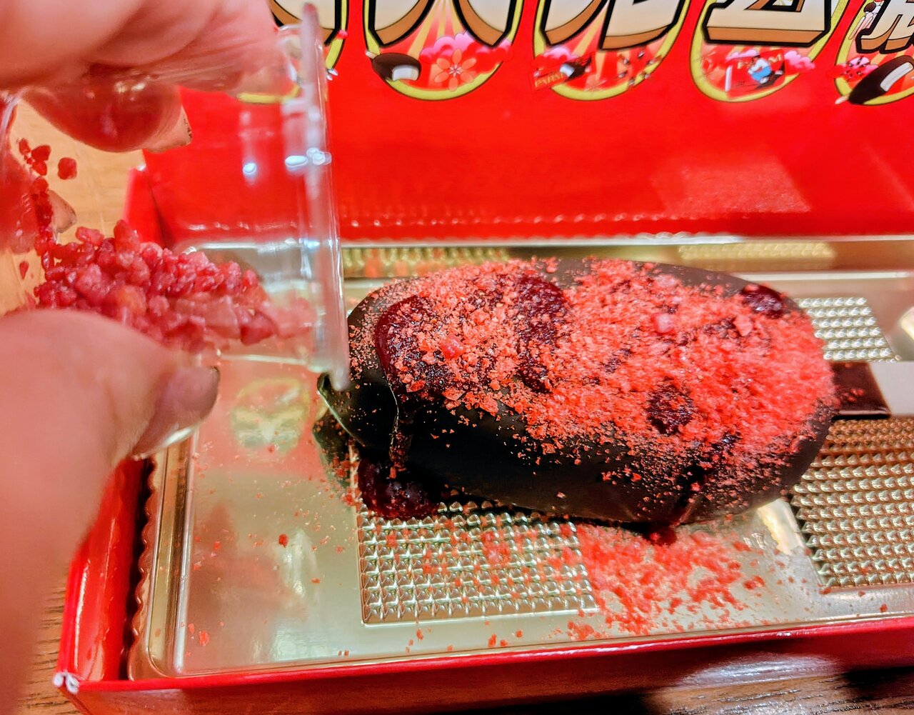 お好みでトッピングすれば、オリジナル二度づけパルムの完成（９月８日、大阪市中央区）