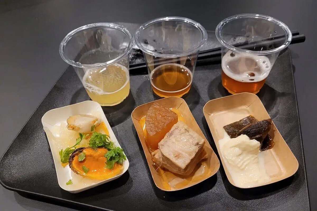 イベントでは、20種類のクラフトビールとひと口サイズの創作料理20品が楽しめます