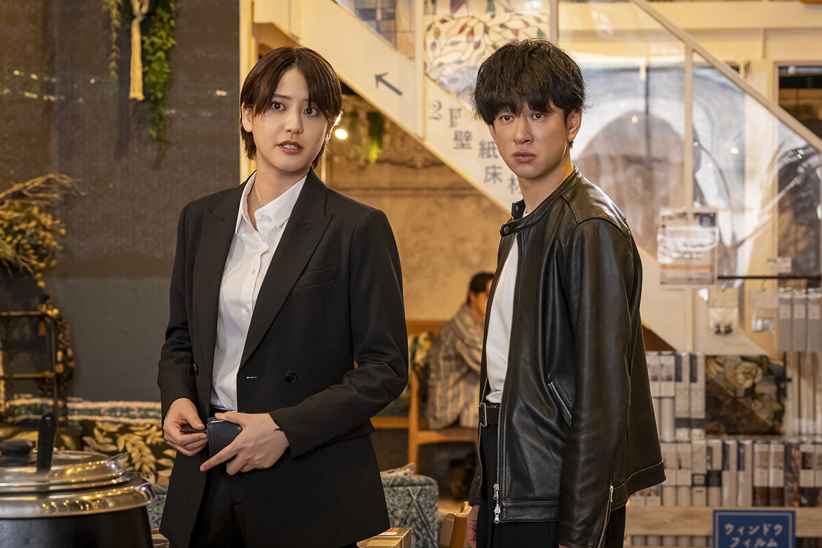 主人公・磯貝役の横山裕（右）と、同僚刑事・楓役の山崎紘菜、カンテレのドラマ『今夜もシリアルキラーと待ち合わせ』第10話より