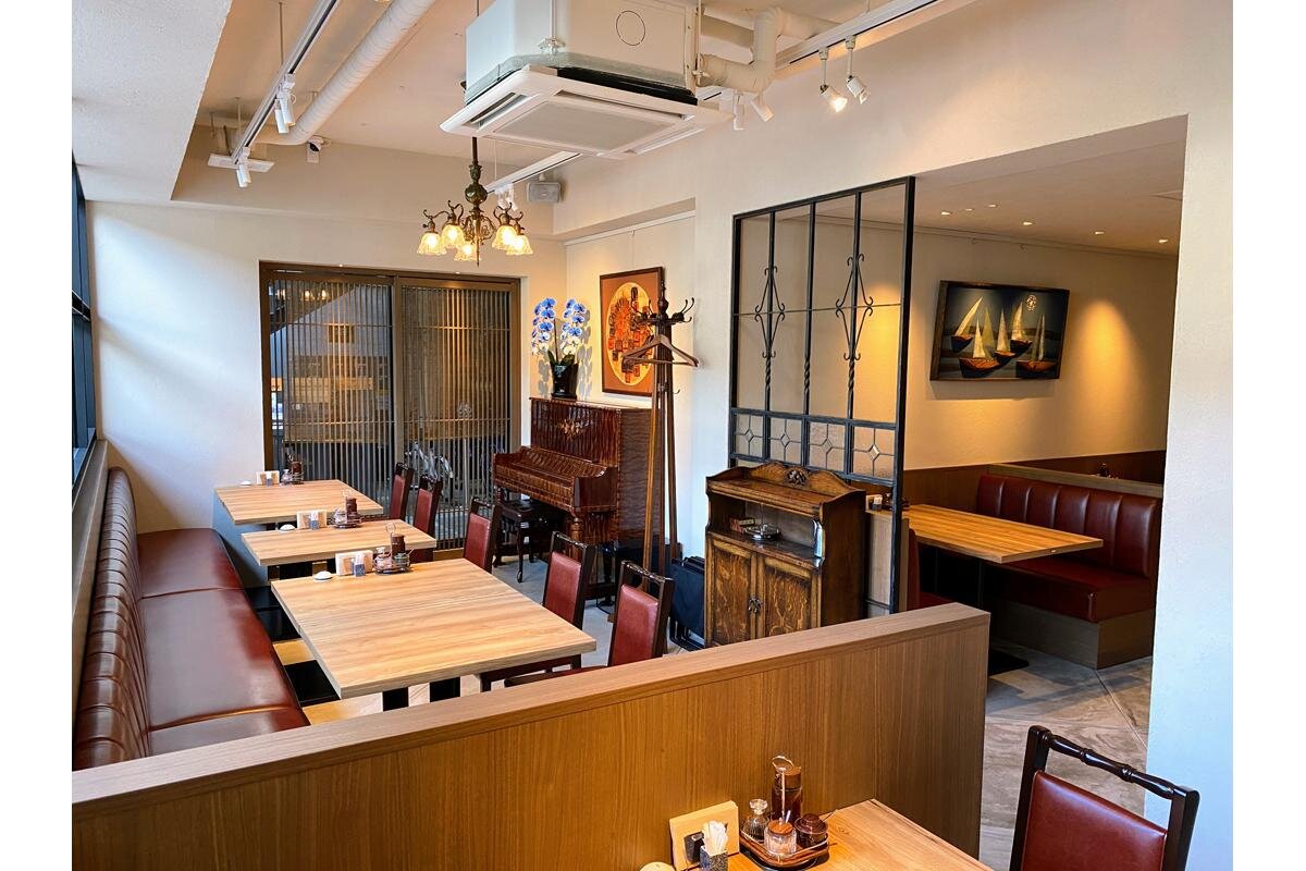 「芦屋とんかつむ藏」（芦屋市業平町）の店内