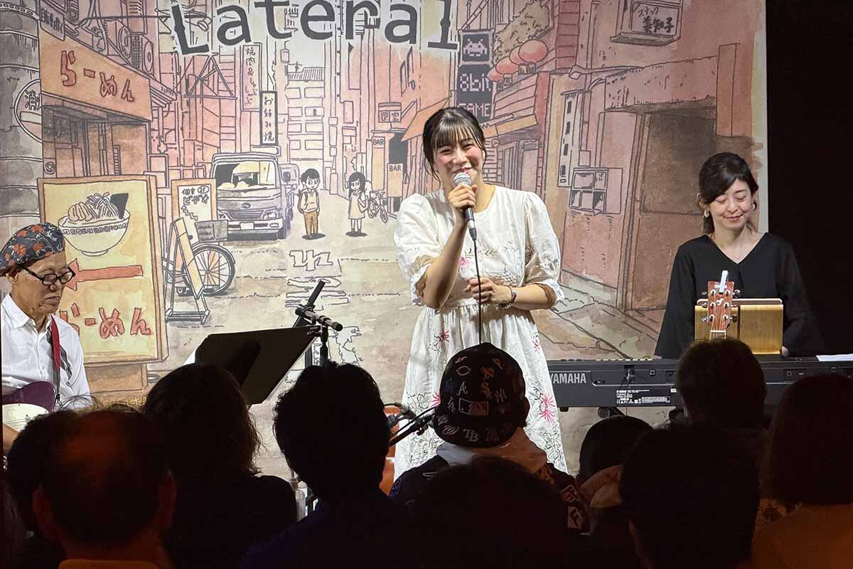 楽しそうに観客と触れ合う田中アナ（2026年・大阪市北区）