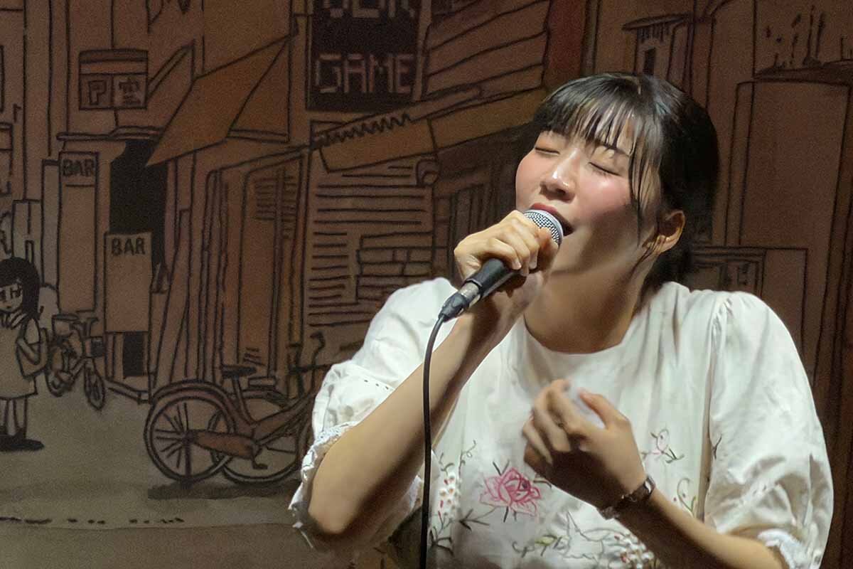 感情豊かに声を届ける田中アナ（2026年・大阪市北区）