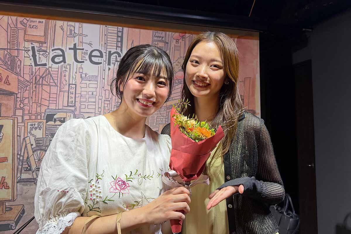田中友梨奈アナ（左）の初ライブを祝福しに訪れた先輩の橋本和花子アナウンサー（2026年・大阪市北区）