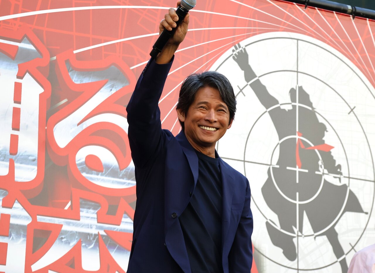 ファンとの交流を楽しむ織田裕二さん（９月13日、大阪市北区）