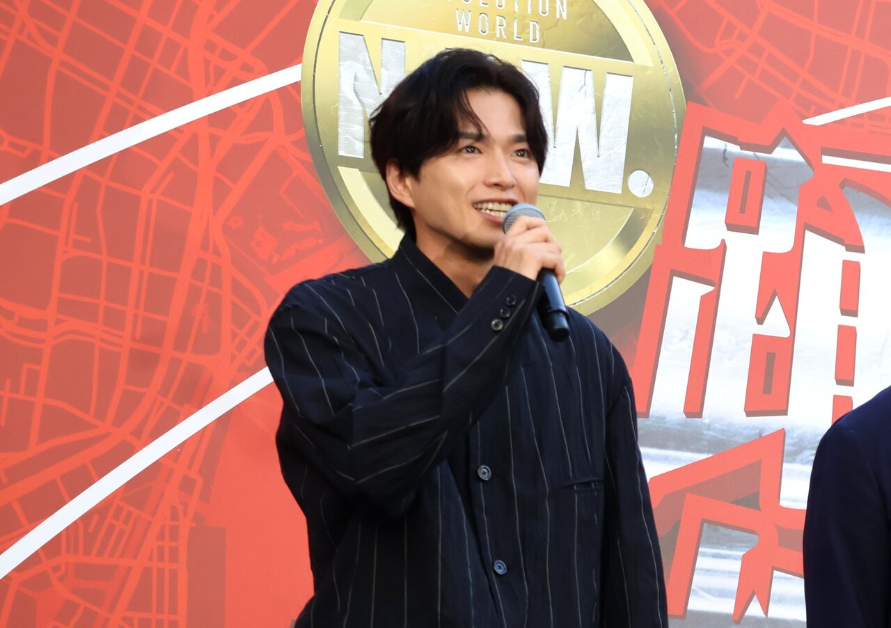 青島の後輩刑事・美浦秋を演じた白洲迅さん（９月13日、大阪市北区）