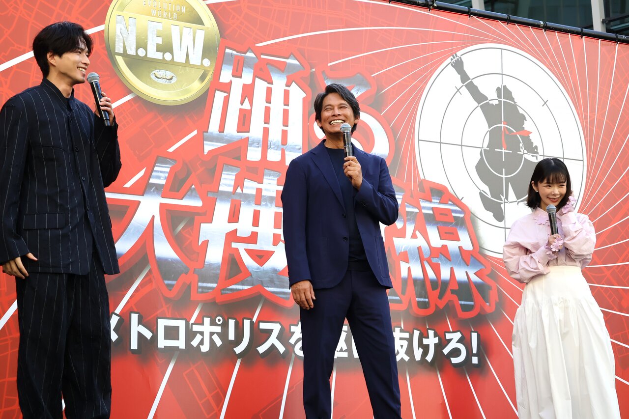 撮影を笑顔で振り返る（左から）白洲迅さん、織田裕二さん、趣里さん（９月13日、大阪市北区）