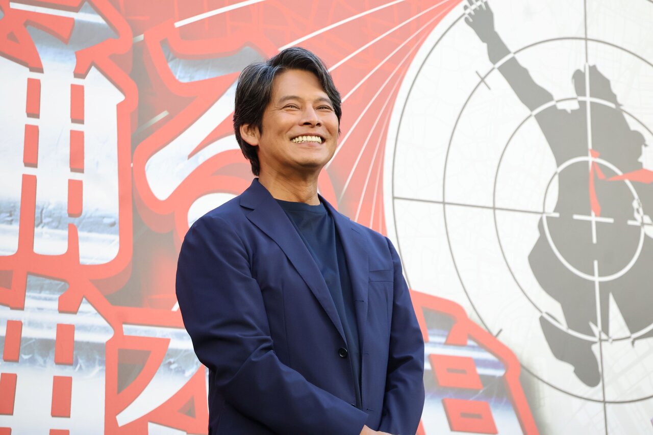 笑顔を見せる織田裕二さん（９月13日、大阪市北区）