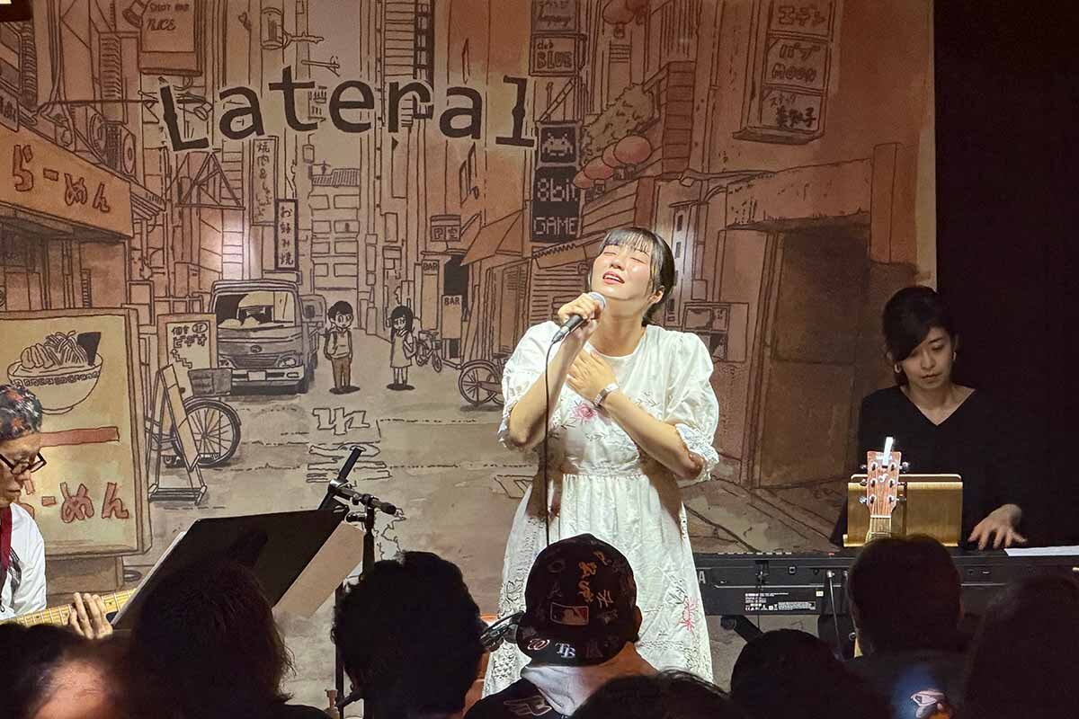 初ライブで全10曲を歌いきった田中アナ（2026年・大阪市北区） 