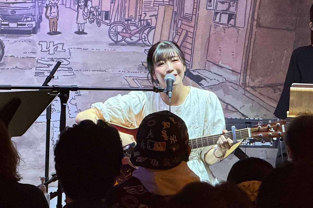 ギターの弾き語りを披露した田中アナ（2026年・大阪市北区）