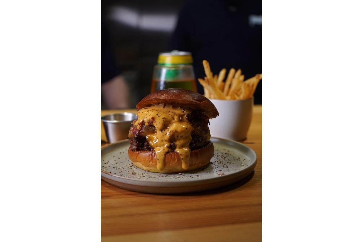 バーガーはすべて、日本全国の農家から直接仕入れた和牛のみを使用。カリカリポテトもつきます「ギーズバーガー」（芦屋市大桝町）
