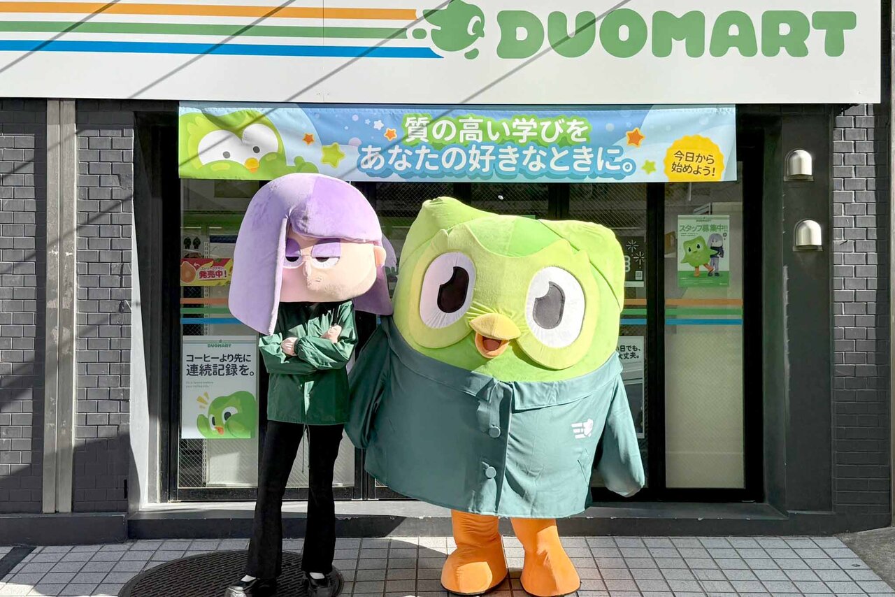 2025年に渋谷で開催された「DUOMART」に訪れたリリー（左）とデュオ