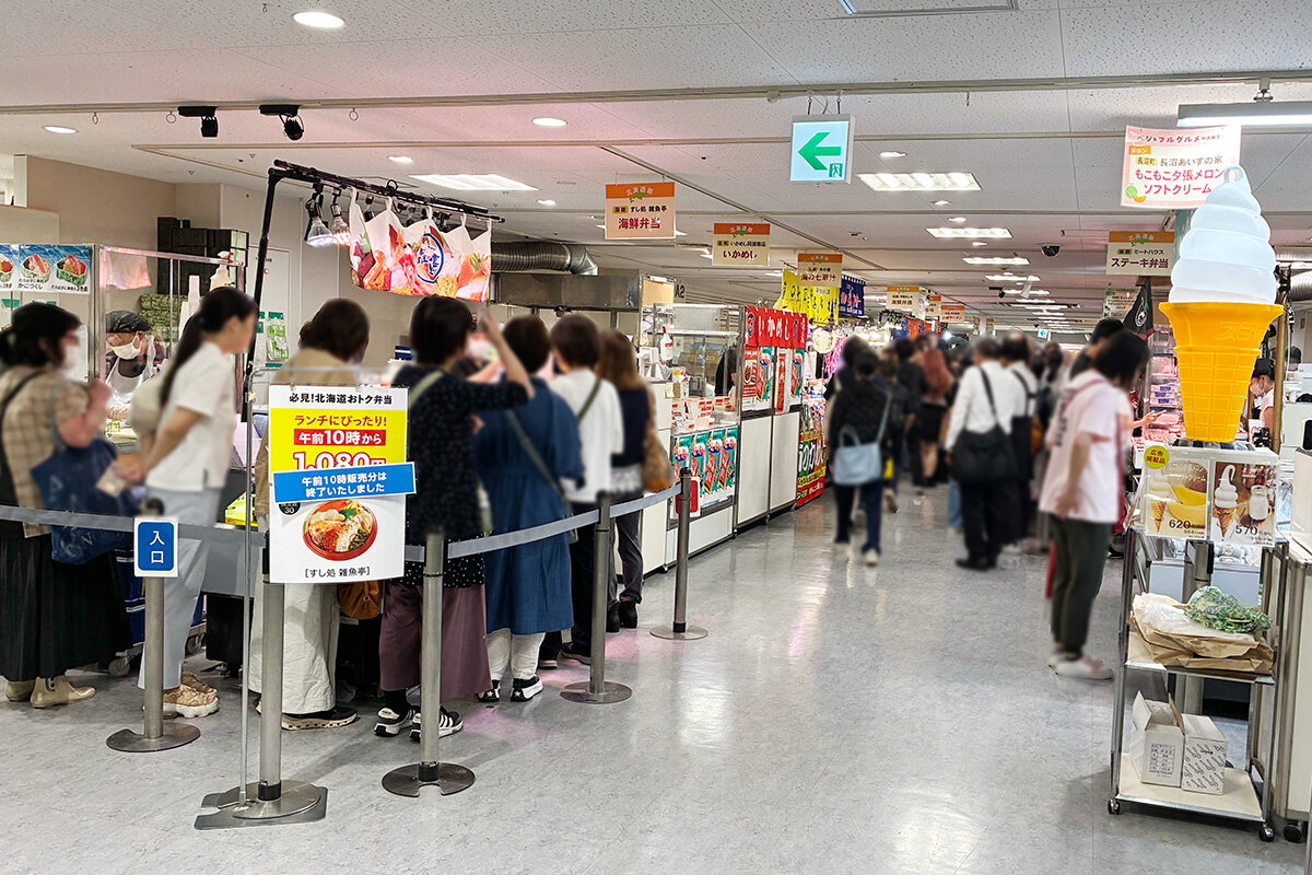 開店と同時に行列ができる百貨店「あべのハルカス近鉄本店」（大阪市阿倍野区）の『大北海道展』
