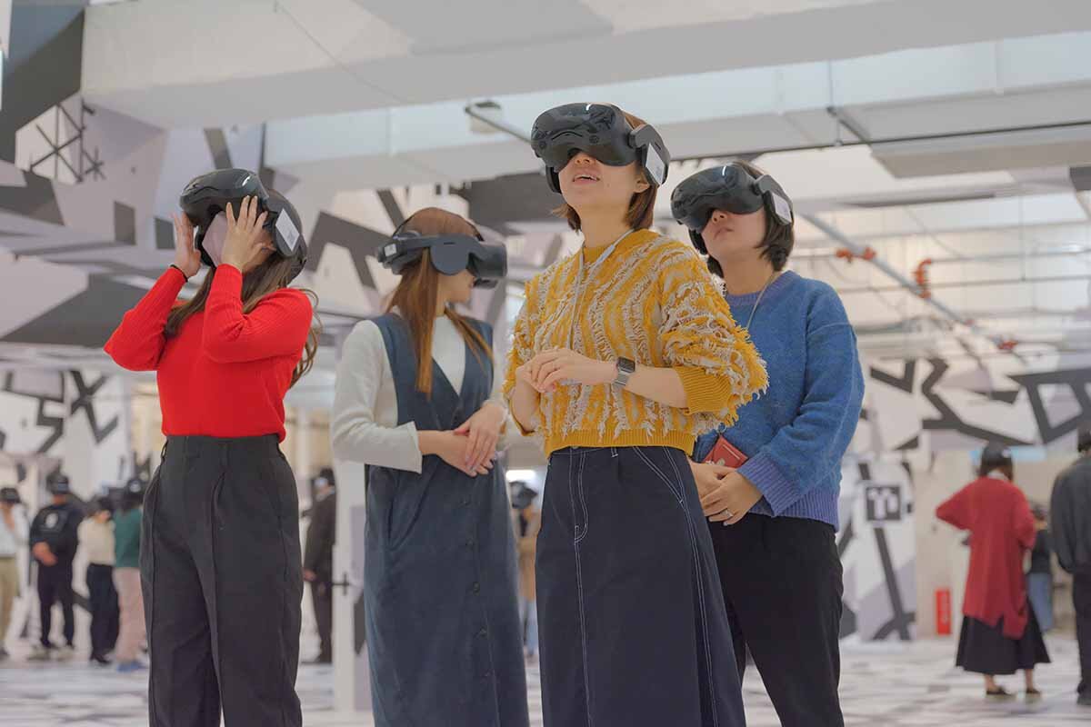 ゴーグル型VRヘッドセットの装着イメージ