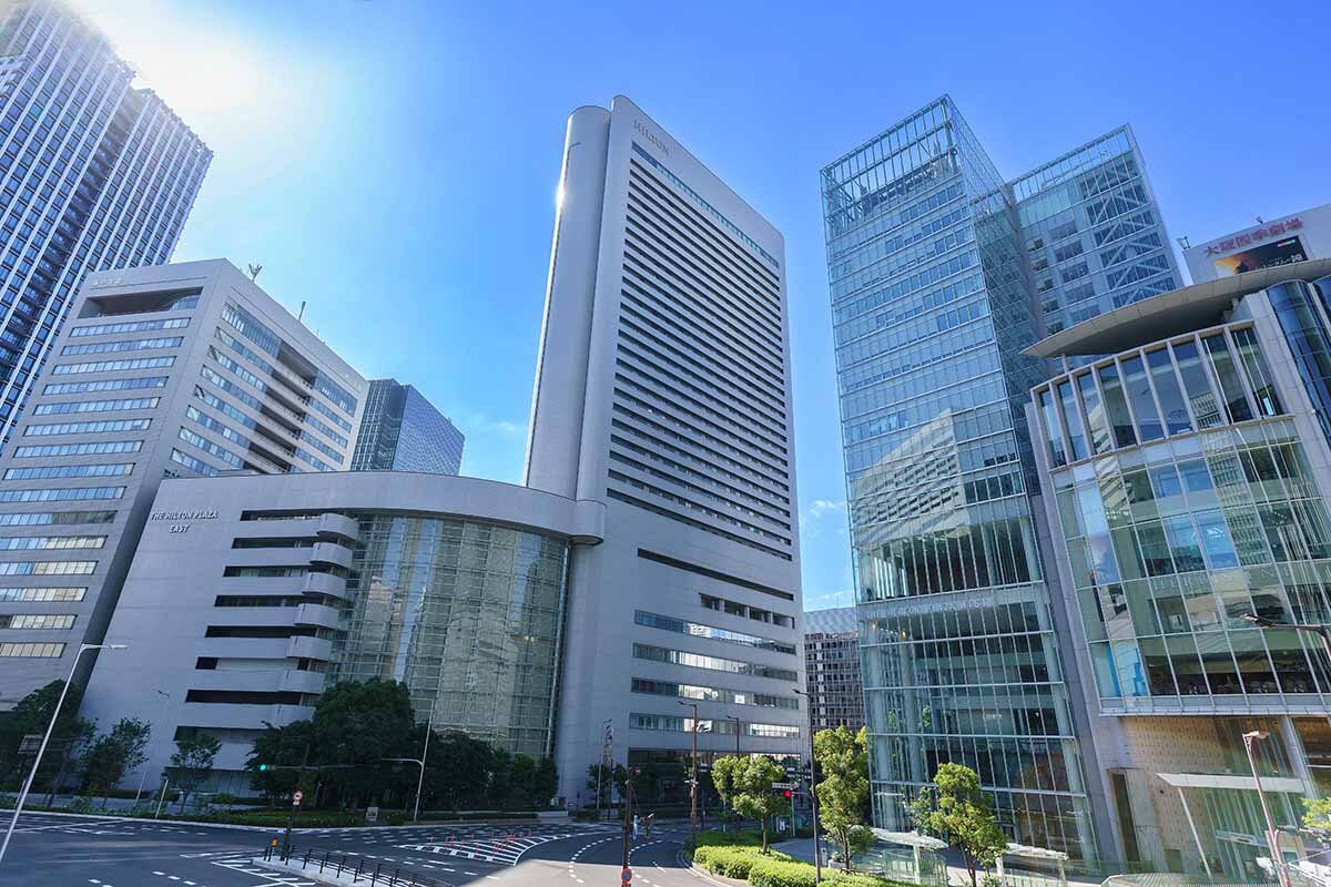 「イマーシブジャーニー 大阪」が入る「ヒルトンプラザ イースト」（左）