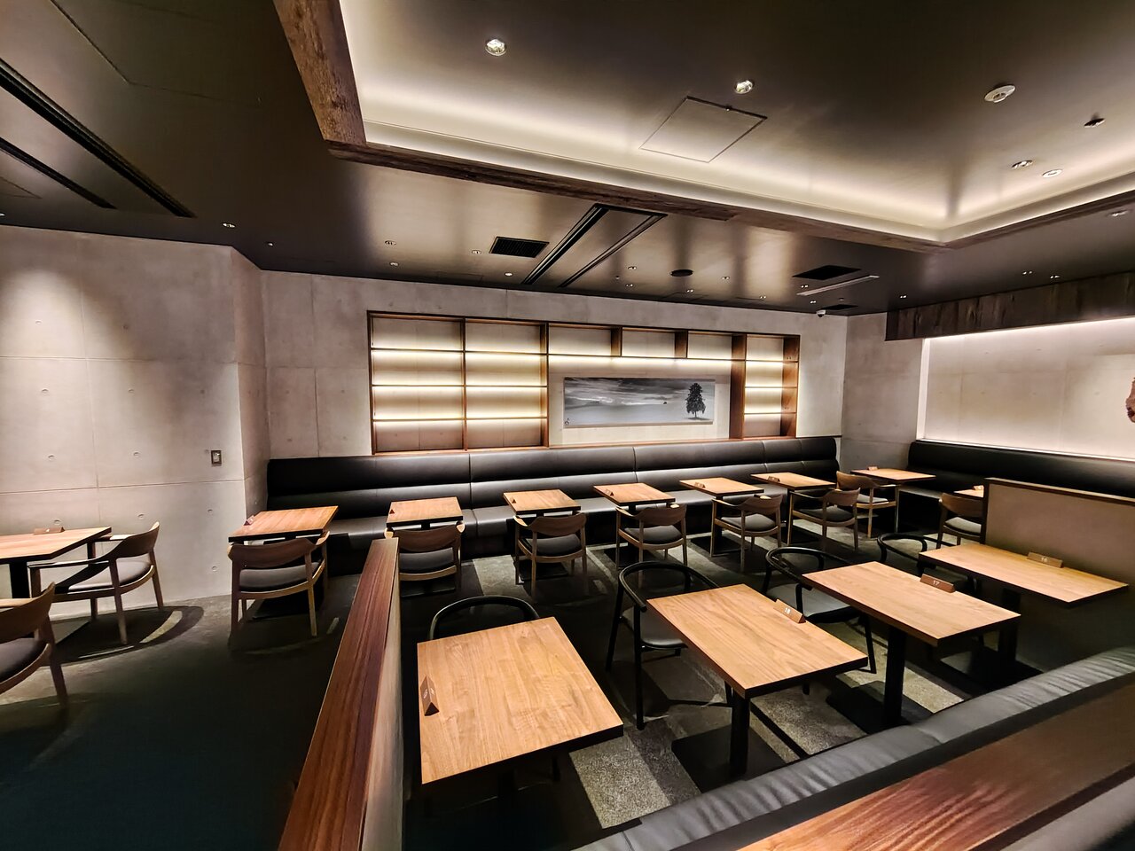 グレーを基調としたシックな雰囲気のカフェ（９月24日、大阪市北区）