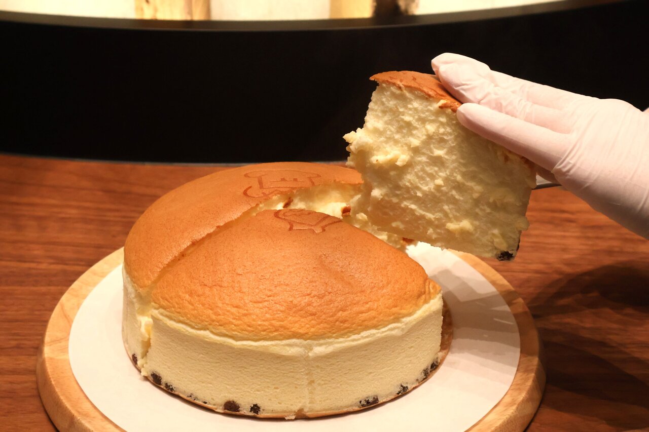 みんなで分けて食べるのが楽しい「超焼きたてチーズケーキ」（９月24日、大阪市北区）
