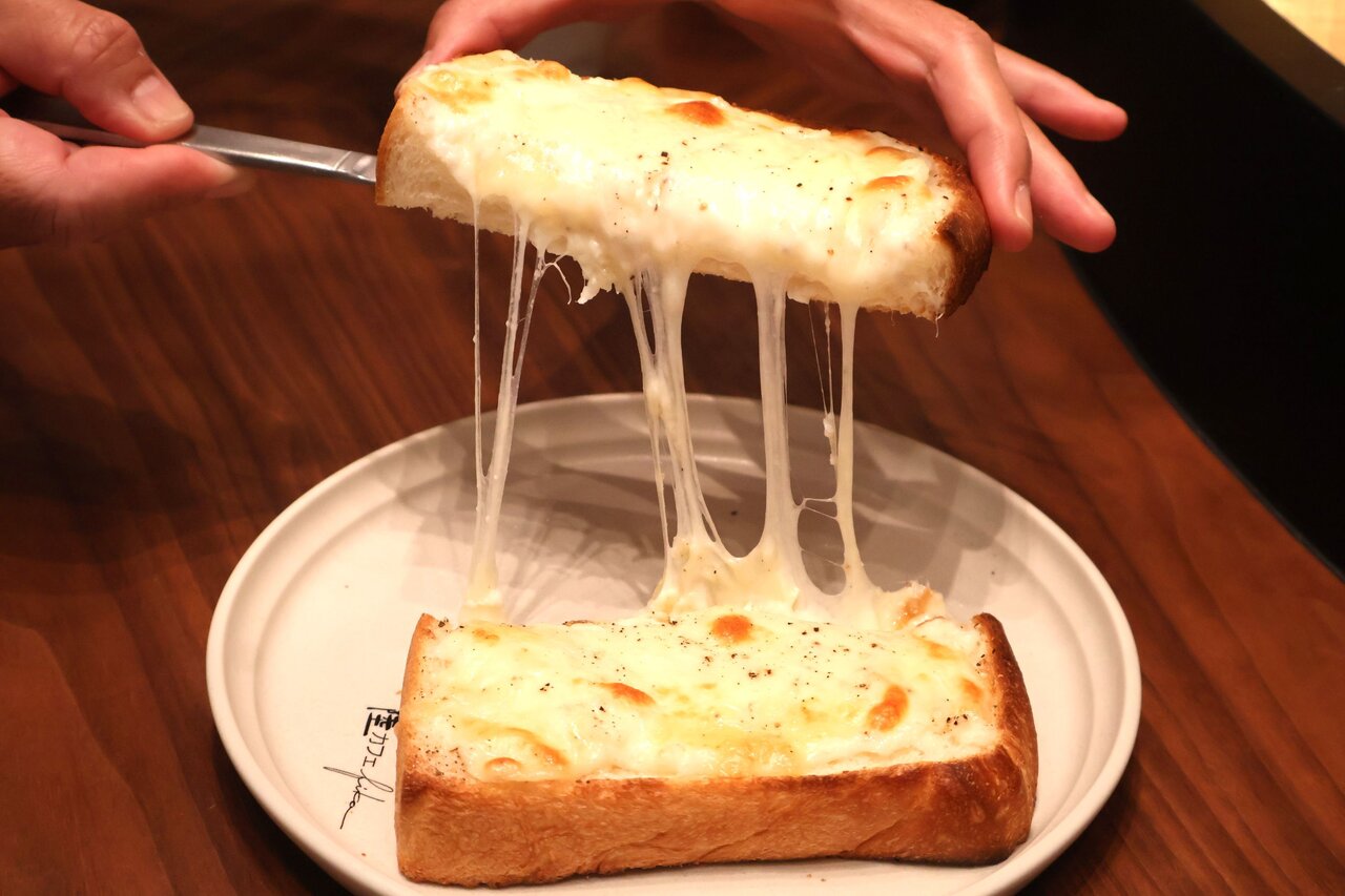 とろ～りチーズがたまらない「おかげ食パンで作った牧場トースト」（９月24日、大阪市北区）